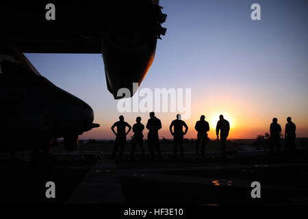 Marines von der 24. Marine Expeditionary Unit beobachten den Sonnenuntergang an Bord des amphibischen Angriffsschiffs USS Iwo Jima, als es am 21. Juni 2015 den Suez-Kanal durchquert und im Rahmen der nationalen Sicherheitseinsätze in das Einsatzgebiet der 6. US-Flotte eindringt. Stockfoto