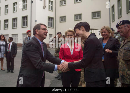 US-Verteidigungsminister Ash Carter wird von norwegischen Verteidigungsminister Ine Eriksen Søreide begrüßt, als er 1 deutsch-niederländischen Korps in Münster, im Rahmen einer Europa-Reise 22. Juni 2015 kommt. Sekretärin Carter reist in Europa bilateralen und multilateralen Treffen mit europäischen Verteidigungsminister und zur Teilnahme an seiner ersten NATO ministeriellen als Verteidigungsminister. (Foto von Master Sgt. Adrian Cadiz/freigegeben) Verteidigungsminister besucht Deutschland 150622-D-DT527-595 Stockfoto