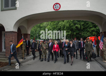 US-Verteidigungsminister Ash Carter geht mit deutschen Verteidigung Ministerin Ursula von der Leyen, Niederlande Verteidigungsminister Jeanine Hennis-Plasschaert und norwegischer Verteidigungsminister Ine Eriksen Søreide als er 1 deutsch-niederländischen Korps in Münster, Treffen mit Soldaten aus der North Atlantic Treaty Organization Krisenreaktions-Soldaten als Teil einer europäischen Reise 22. Juni 2015 kommt. Sekretärin Carter reist in Europa bilateralen und multilateralen Treffen mit europäischen Verteidigungsminister und zur Teilnahme an seiner ersten NATO ministeriellen als Verteidigungsminister. (Foto: Meister Sg Stockfoto