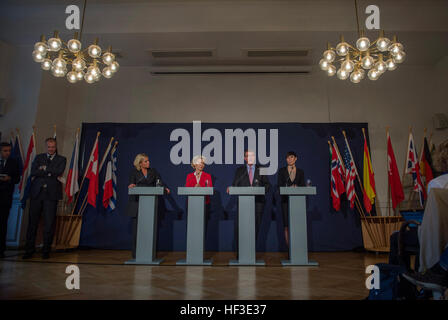 Sekretärin der Verteidigung Ash Carter liefert Hinweise auf einer gemeinsamen Pressekonferenz mit deutschen Verteidigung Ministerin Ursula von der Leyen, Niederlande Verteidigungsminister Jeanine Hennis-Plasschaert und norwegischer Verteidigungsminister Ine Eriksen Søreide an die 1 deutsch-niederländischen Korps in Münster, im Rahmen einer Europa-Reise 22. Juni 2015. Sekretärin Carter reist in Europa bilateralen und multilateralen Treffen mit europäischen Verteidigungsminister und zur Teilnahme an seiner ersten NATO ministeriellen als Verteidigungsminister. (Foto von Master Sgt. Adrian Cadiz/freigegeben) Verteidigungsminister besucht G Stockfoto