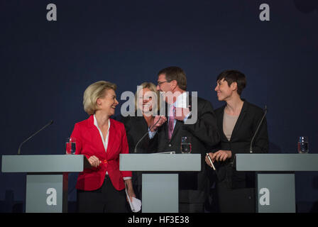 US-Verteidigungsminister Ash Carter teilt einen hellen Moment mit Deutsche Verteidigungsministerin Ursula von der Leyen, Niederlande Verteidigungsminister Jeanine Hennis-Plasschaert und norwegischer Verteidigungsminister Ine Eriksen Søreide an die 1 deutsch-niederländischen Korps in Münster, nach einer gemeinsamen Pressekonferenz im Rahmen seiner Europareise 22. Juni 2015. Sekretärin Carter reist in Europa bilateralen und multilateralen Treffen mit europäischen Verteidigungsminister und zur Teilnahme an seiner ersten NATO ministeriellen als Verteidigungsminister. (Foto von Master Sgt. Adrian Cadiz/freigegeben) Sekretär des de Stockfoto