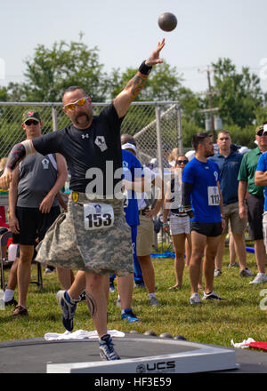 Team-Armee-Veteran Andrew McCaffrey trotzt der Hitzeindex 110 Grad im Bereich Events während der 2015 Abteilung der Verteidigung Krieger Spiele auf der Marine Corps Base Quantico. (Foto: U.S. Army AW2 Staff Sgt Tracy J. Smith) 2015 Krieger Spiele aus, um das Feld 150623-Z-PA893-011 Stockfoto