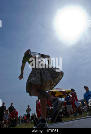 Team-Armee-Veteran Andrew McCaffrey trotzt der Hitzeindex 110 Grad im Bereich Events während der 2015 Abteilung der Verteidigung Krieger Spiele auf der Marine Corps Base Quantico. (Foto: U.S. Army AW2 Staff Sgt Tracy J. Smith) 2015 Krieger Spiele aus, um das Feld 150623-Z-PA893-051 Stockfoto