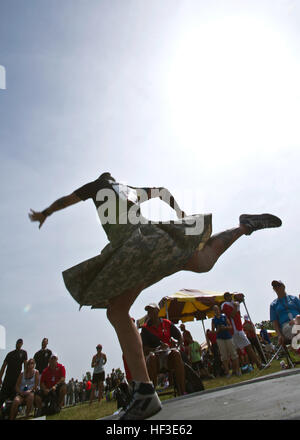 Team-Armee-Veteran Andrew McCaffrey trotzt der Hitzeindex 110 Grad im Bereich Events während der 2015 Abteilung der Verteidigung Krieger Spiele auf der Marine Corps Base Quantico. (Foto: U.S. Army AW2 Staff Sgt Tracy J. Smith) 2015 Krieger Spiele aus, um das Feld 150623-Z-PA893-052 Stockfoto