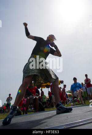 Team-Armee-Veteran Andrew McCaffrey trotzt der Hitzeindex 110 Grad im Bereich Events während der 2015 Abteilung der Verteidigung Krieger Spiele auf der Marine Corps Base Quantico. (Foto: U.S. Army AW2 Staff Sgt Tracy J. Smith) 2015 Krieger Spiele aus, um das Feld 150623-Z-PA893-053 Stockfoto