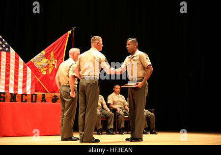 CPL. Jose A. Cabrera, Recht, Schütze, Firma A, Ground Combat Element integrierte Task Force, wird von 1st Sgt. John D. Dober, Center, First Sergeant, Co. beglückwünscht. A, GCEITF und Gastredner, während der Unteroffizier Kurs-Abschluss an der Marine Corps Base Camp Lejeune Theater, 24. Juni 2015. Cabrera wurde als der Empfänger des Gung-Ho Award ausgewählt. Ab Oktober 2014 bis Juli 2015 der GCEITF durchgeführten individuellen und kollektiven Ebene Qualifizierungsmaßnahmen bezeichnet Boden combat Arms berufliche Spezialitäten zur Erleichterung der Standards basierende Beurteilung der körperlichen Leistungsfähigkeit Stockfoto