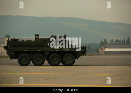 Ein US-Armee Stryker-Team mit Alpha Company, 1. Bataillon, 5. Infanterie-Regiment, 1st Stryker Brigade Combat Team, 25. Infanterie-Division, fährt über eine Landebahn, auf ein Transportflugzeug der US Air Force C-17A Globemaster III bei Fort Wainwright, Alaska, im Rahmen der Übung Nordrand, 23. Juni 2015 laden. Nördlichen Rand 2015 ist Alaskas gemeinsame Übung zur Praxis Operationen, Taktiken, Techniken und Verfahren sowie die Interoperabilität zwischen den Diensten zu verbessern. Tausende von Soldaten, Soldaten, Matrosen, Marines und Küste Gardisten aus dem aktiven Dienst, Reserve- und National Stockfoto