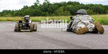 New York National Guard Soldat von der 1108th Explosive Ordnance (EOD) Entsorger, sendet einen Roboter zur Bombenräumung Arbeit an einem Training IED während der Rabe Herausforderung Bombe Beseitigung Übung am 24. Juni 2015, der New York State Bereitschaft Training Center in Oriskany, N.Y. Die 2015 zusammengebracht Ravens Challenege in Oriskany EOD Einheiten von der New York Army und der Air National Guard, U.S. Army, Polizeikräfte aus über New York, und militärische und Polizeikräfte aus Kanada. Im Laufe der Woche lang Challenge the Forces hat ihre einzigartige Spezialitäten und Kenntnisse Bündelung Stockfoto