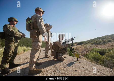 Lance Cpl. Jacob Mclin, ein Schütze mit Ostindien-Kompanie, Battalion Landing Team 3. Bataillon, 6. Marine Regiment, 24. Marine Expeditionary Unit, feuert ein M203 Granatwerfer während eines Wettkampfes Treffsicherheit mit griechischen Marines, 521 Marine Battalion, Volos, Griechenland, 25. Juni 2015 zugewiesen. Eine Kontingent von MEU Marines war an Land in Griechenland im Rahmen eines bilateralen Trainings mit griechischen Marines 521 Marine Battalion zugeordnet. Die 24. MEU ist auf den Schiffen der Iwo Jima amphibisches bereit Gruppe in Angriff genommen und eingesetzt, um die Aufrechterhaltung der regionalen Sicherheit in den USA 6. Flotte Teil o Stockfoto