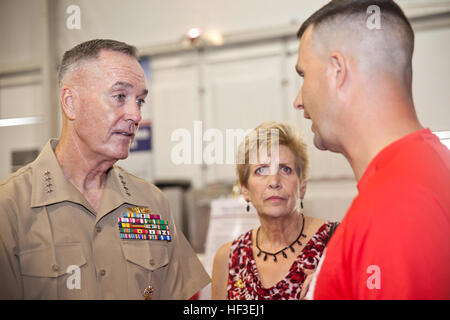 Soldaten und Familien nehmen 2015 an den DoD Warrior Games auf der Marine Corps Base Quantico Teil und demonstrieren Belastbarkeit und sportliches Können in verschiedenen militärischen Zweigen, einschließlich Armee, Marine, Air Force, Marine Corps, U.S. Special Operations Command und British Armed Forces. Stockfoto