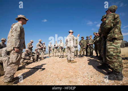 SSgt. Jeff Stockton, eine explosive Ordnance Entsorgung Techniker mit Bekämpfung der Logistik-Bataillon 24, 24. Marine Expeditionary Unit, gibt eine Klasse auf verschiedene Arten von improvisierten Sprengkörpern zu einer Gruppe von Marines mit Ostindien-Kompanie, Battalion Landing Team 3. Bataillon, 6. Marine Regiment, 24. Marine Expeditionary Unit und griechischen Marines mit 521 Marine Battalion, Volos, Griechenland, 26. Juni 2015. Eine Kontingent von MEU Marines war an Land in Griechenland im Rahmen eines bilateralen Trainings mit griechischen Marines 521 Marine Battalion zugeordnet. Die 24. MEU ist auf den Schiffen der in Angriff genommen. Stockfoto