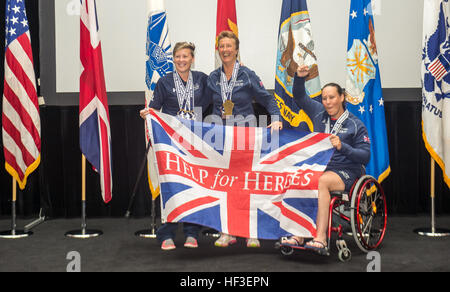 Britische Streitkräfte Veteran Senior Officer Krankenpflege Susan Warner, Armee Sgt. Joanne Morris und CPL Nerys Pearce, erhalten ihre Medaillen für den Swimming-Teil der Department of Defense (DoD) Krieger Spiele 2015 bei Lejeune Field, Marine Corps Base Quantico, Virginia, 27. Juni 2015. Krieger Spiele, gegründet 2010, ist ein Paralympic-Stil-Wettbewerb, dass Funktionen acht adaptive Sport für, kranke verletzte, und Soldat innen und Veteranen aus der US Army, Marine Corps, Marine/Küstenwache, Luftwaffe, Special Operations Command und die britischen Streitkräfte verletzt. Dieses Jahr markiert die Tanne Stockfoto