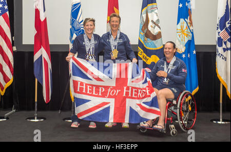 Britische Streitkräfte Veteran Senior Officer Krankenpflege Susan Warner, Armee Sgt. Joanne Morris und Armee CPL Carolyne Dufley erhalten ihre Medaillen für den Swimming-Teil der Department of Defense (DoD) Krieger Spiele 2015 bei Lejeune Field, Marine Corps Base Quantico, Virginia, 27. Juni 2015. Krieger Spiele, gegründet 2010, ist ein Paralympic-Stil-Wettbewerb, dass Funktionen acht adaptive Sport für, kranke verletzte, und Soldat innen und Veteranen aus der US Army, Marine Corps, Marine/Küstenwache, Luftwaffe, Special Operations Command und die britischen Streitkräfte verletzt. Dieses Jahr markiert Stockfoto