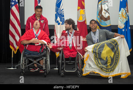 US Marine Corps Sgt. Alex Nguyen, CPL. Michael Politowicz, Veteran Sgt. Eric Rodriguez und Armee-Veteran Warrant Officer Anthony Radetic (Team SOCOM), erhalten eine Medaille für den Swimming-Teil der Department of Defense (DoD) Krieger Spiele 2015 bei Lejeune Field, Marine Corps Base Quantico, Virginia, 27. Juni 2015. Krieger Spiele, gegründet 2010, ist ein Paralympic-Stil-Wettbewerb, dass Funktionen acht adaptive Sport für, kranke verletzte, und Soldat innen und Veteranen aus der US Army, Marine Corps, Marine/Küstenwache, Luftwaffe, Special Operations Command und die britischen Streitkräfte verletzt. T Stockfoto