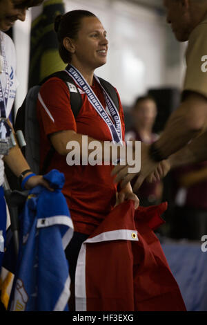 US Marine Corps Veteran Sarah Rudder erhält eine schwimmen Silber Medaille bei den 2015 Department of Defense (DoD) Krieger spielen im Marine Corps Base (MCB) Quantico, VA., 28. Juni 2015. Seitenruder ist Mitglied der 2015 DoD Krieger Spiele All-Marine Team. Die 2015 DoD Krieger Spiele, gehalten in MCB Quantico Juni 19-28, ist eine adaptive Sportwettkampf Verwundeten, Kranken und verletzten Veteranen aus der US Army, Marine Corps, Marine, Luftwaffe, Special Operations Command und die britischen Streitkräfte und Angehörige. (Foto: U.S. Marine Corps CPL. Owen Kimbrel/freigegeben) 2015 DoD Krieger Spiele Schwimmen Stockfoto