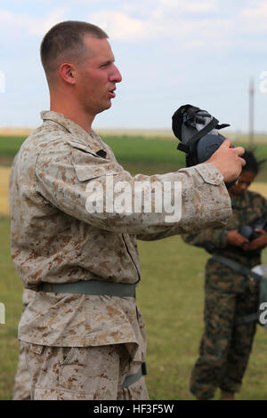 Lance Cpl. Steven White, chemische, biologische, radiologische und nukleare Marine mit Schwarzmeer Drehkraft und gebürtig aus Beaver Falls, Pennsylvania, durchgeführt die CS Kammer und Gasmaske Einarbeitung Jahreskurs für US-Marines von Sitz und Serviceunternehmen, Schwarzmeer Drehkraft in Mihail Kogalniceanu, Rumänien, Juni 29-30. CBRN-Training ist eines der viele verschiedenen Arten von Engagements ausgeübt mit Partnerstaaten in das Schwarze Meer, Ostsee, Balkan und Caucasus Regionen im Rahmen der Rotations-Bereitstellung für Osteuropa. (U.S. Marine Corps Foto von 1st Lt. Sarah E. Stockfoto