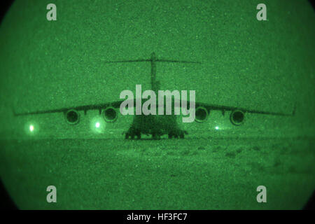 Eine c-17 Globemaster taxis nach vom 321st Kontingenz-Response-Element an Bord Al Taqaddum Air Base, Irak, 1. Juli 2015 für die Landung geführt. Die 321st bringt mit sich alle notwendigen Elemente für Auslandseinsätze Flugplatz Vorgänge wie die Flugsicherung, Antenne Träger und Sicherheitskräfte, die helfen, den besonderen Zweck Marine Air-Ground Task Force-Krise Antwort-zentralen Befehl mit der Gründung der Task Force Al Taqaddum maßgeblich beteiligt waren. (Foto: U.S. Marine Corps CPL John Baker / veröffentlicht) US-Flieger ermöglichen Marines auf Al-Taqaddum Air Base in Irak 150701-M-VZ998-493 Stockfoto