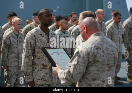 Golf von ADEN (1. Juli 2015) US Marine Gunnery Sgt. Michael Washington, links, berichtet Oberstleutnant Edward C. Greeley während seiner Förderung-Zeremonie auf dem Vorschiff der amphibischen Transportschiff der Dock USS Anchorage (LPD-23). Washington ist der Firma Gunnery Sergeant für zentrale und Dienstleistungsunternehmen, Battalion Landing Team 3. Bataillon, 1. Marineregiment, 15. Marine Expeditionary Unit. Anchorage ist Bestandteil der Essex amphibische bereit und mit eingeschifften 15. Marine Expeditionary Unit wird eingesetzt zur Unterstützung der maritimen Sicherheit und Theater Sicherheit Zusammenarbeit Edelwachsen Stockfoto