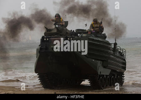 Marines mit 4. Assault Amphibian Battalion befahren eine amphibische Fahrzeug während eines simulierten amphibische Halbinsel Express 15-8 Dogu Strand, 3. Juli 2015. Halbinsel-Express ist die achte Iteration dieses Jahr der koreanischen Marine Exchange Program, und zum ersten Mal Marine Forces Reserve wirkte in der Reihe von Übungen zwischen den USA und der Republik der Korea Marine Corps entwickelt, um Interoperabilität und taktische Vertrautheit zwischen Partnernationen bauen. USA, ROK Marines teilen wertvolle Ausbildung im Halbinsel Express 15 150703-M-KN381-540 Stockfoto