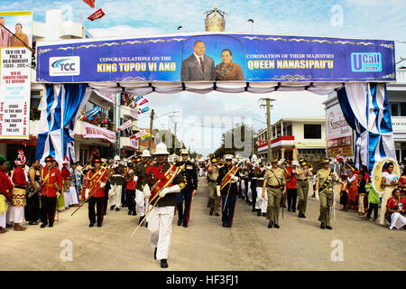 Musiker von der US Marine Corps Forces, Pacific Band, Tonga Royal Corps of Musicians und der Australian Army Band März zusammen während des Königs Krönung Feier Parade in Nuku ' alofa, Tonga, 4. Juli 2015. Die MARFORPAC Band reist durch den pazifischen Raum, Community Relations und Interoperabilität zwischen den USA und anderen Ländern zu fördern. (U.S. Marine Corps Foto von Sgt. William Holdaway/freigegeben) Gebunden durch Musik 150704-M-CP369-223 Stockfoto