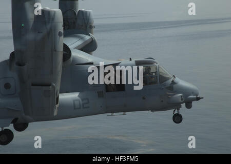 Golf von ADEN (5. Juli 2015) bereitet ein MV-22 Osprey aus der "Greyhawks" der Marine Medium Tiltrotor Squadron 161 (Stahlbeton), 15. Marine Expeditionary Unit, auf dem Flugdeck der französischen amphibischer Angriff Schiff BPC Dixmude (L9015) zu landen. Die US-Marines und Seefahrer des 15. MEU und Essex amphibische bereit Gruppe landete an Bord der Dixmude bilaterale Zusammenarbeit und Interoperabilität zwischen den beiden Armeen weiter verstärkt. Die 15. MEU ist innerhalb der Essex ARG in Angriff genommen und eingesetzt, um die Aufrechterhaltung der regionalen Sicherheit in den USA 5. Flotte Einsatzgebiet. (U.S. Marine Corps Foto: Stockfoto