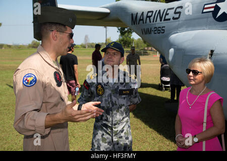 US Marine Corps Capt Vic Bockman, links, ein MV-22 Osprey-Pilot von Marine Medium Tiltrotor Geschwader 265, gibt einen Überblick über ein MV-22 Osprey, Royal Australian Navy Commodore Brenton Smyth, Center, Kommandant der Northern Command Headquarters und Karen Smyth, während der Eröffnungsfeier für Übung Talisman Sabre 15 am Darwin Showground, Darwin, Northern Territory, Australien, Juli 5. Die sechste Iteration der Talisman Sabre konzentriert sich auf gemeinsame Ausbildung kombiniert Task Force der USA und Australiens Streitkräfte in einer mittleren Intensität, High-End-Operation, Einbeziehung interagency Beteiligung. Combattimento Stockfoto