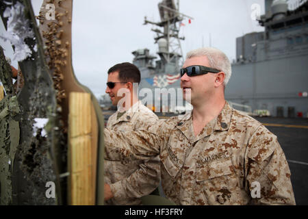 Staff Sgt Cleveland L. Bullock, ein Food-Service-Spezialist mit Bekämpfung der Logistik-Bataillon 24, 24. Marine Expeditionary Unit, zeichnet seine Schüsse auf ein Ziel E-Silhouette während vielfältige Pistole live-Feuer an Bord der amphibischen Angriff Schiff USS Iwo Jima (LHD-7), am Meer, 7. Juli 2015. Die 24. MEU ist auf den Schiffen der Iwo Jima amphibisches bereit Gruppe begonnen und führt Marinebetriebe in den USA 6. Flotte Bereich der Maßnahmen zur Erhöhung der Sicherheit der Vereinigten Staaten in Europa interessiert. (Foto: U.S. Marine Corps Lance Cpl. Austin A. Lewis/freigegeben) 24. MEU "Pistole-Schleuderer" Richtung Westen 1507 Stockfoto