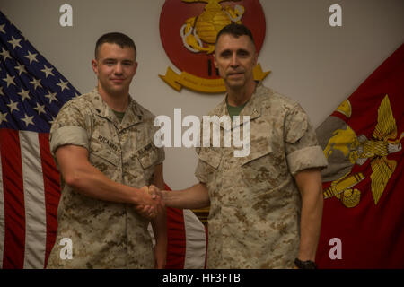 Corporal Steven R. Micanko, ein Mikro Miniatur-Techniker mit 2. Wartung Bataillon, Bekämpfung von Logistik-Regiment 25, ist das Gold Disk von Major General Robert F. Castellvi, im Namen der Chef der Marineoperationen an Bord Camp Lejeune, North Carolina, 7. Juli 2015 ausgezeichnet. Micanko war unter den Marines und Segler, die im Rahmen der Reparatur Berufsfeld für die Initiative zu ergreifen, Schaltung Karte Reparaturen durchzuführen, wiederum einen Beitrag zur allgemeinen Bereitschaft der II. Marine Expeditionary Force und spart das Gerät etwa 120.000 $ gewählt. Marine spart Marine Corps mehr als $100.000 mit rep Stockfoto