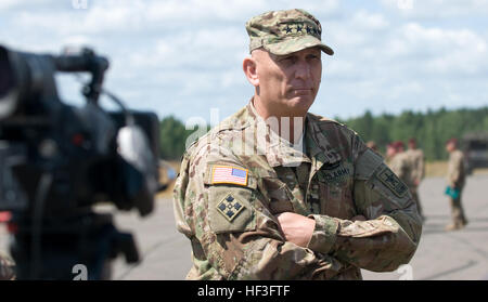 Stabschef der Armee, General Raymond T. Odierno spricht während einer Pressekonferenz nach einer militärischen Demonstration von US- und litauischen Truppen in der Nähe von Rukla, Litauen, 7. Juli 2015. Die Odierno Kommentare konzentrierte sich auf den anhaltenden und wachsenden Erfolg des Atlantic zu beheben; in dem er sagte: "Dies ist ein weiteres Beispiel für uns (NATO-Verbündeten) zusammen zu trainieren, ich glaube, es sendet ein starkes Signal für jedermann, der beobachtet." (Foto: U.S. Army Sgt Jarred Woods) NATO-Truppen demonstrieren Fähigkeit 150707-A-ZA744-015 Stockfoto