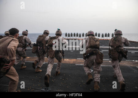 Golf von ADEN (7. Juli 2015) US-Marines mit dem 15. Marine Expeditionary Unit Maritime Raid Kraft laufen in Richtung ihrer Ziele während ein Deck schießen auf amphibischer Angriff Schiff USS Essex (LHD-2). MRF praktiziert verschiedene Arten von Übungen einschließlich schießen in Bewegung und mehrere Ziel-Engagements. Die 15. MEU ist Essex ARG eingeschlagen und eingesetzt, um die Aufrechterhaltung der regionalen Sicherheit in den USA 5. Flotte Einsatzgebiet. (US Marine Corps Foto von CPL Elize McKelvey/freigegeben) US-Marines üben Lichtverhältnissen schießen 150707-M-JT438-045 Stockfoto