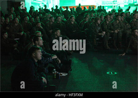 Space-Marines und Matrosen an Bord der USS Wasp sehen Super Bowl XLVI in der Hangarbucht während der Übung Bold Alligator 2012, 5. Februar. Die Marines und Segler genoss das Spiel während der Ausfallzeit vor einer amphibischen Strand Angriff am nächsten Morgen. Diese Übung, die größte amphibische Marineübung in den letzten 10 Jahren stellt der Navy und des Marine Corps Revitalisierung des gesamten Spektrums der amphibische Operationen. Die Übung konzentriert sich auf heutigen Kampf mit heutigen Kräfte, während die Vorteile der Seabasing präsentiert. Diese Übung wird Jan. 30-Februar 12, 2012 Wasser und an Land in und um Virg stattfinden Stockfoto