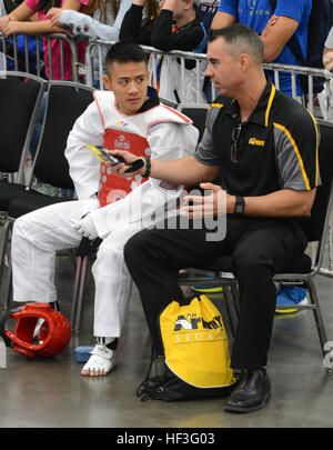 All-Armee-Taekwondo-Team Cheftrainer Spc. Albert Lee (links), Tucson, Arizona, im Wege der Fort Hood, Texas, Teammitglied bevor sein Match bei den 2015 USA Taekwondo Meisterschaften in Austin, Texas, 8. Juli 2015 statt Staff Sgt Jonathan Fennell (rechts), eine US-Army Reservisten aus Savannah, Georgia, gibt Ratschläge für 2015 All-Armee Taekwondo. Team-Mitglieder aus aller Welt reisten zur Darstellung der US-Armee gegen die landesweit besten um den Titel "Landesmeister." All-Armee TKD konkurriert bei uns Staatsangehörigen 150708-Z-ZS194-010 Stockfoto