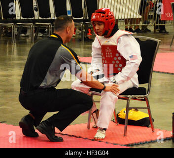 All-Armee-Taekwondo-Team Cheftrainer Staff Sgt Jonathan Fennell (links), ein US-Armee-Reservist von Savannah, Georgia, berät bis 2015 All-Armee Taekwondo Teammitglied Spc. Albert Lee (rechts), von Tucson, Arizona, im Wege der Fort Hood, Texas, während eine Ruhezeit in seinem Spiel bei den 2015 USA Taekwondo Meisterschaften in Austin, Texas, 8. Juli 2015 statt. Team-Mitglieder aus aller Welt reisten zur Darstellung der US-Armee gegen die landesweit besten um den Titel "Landesmeister." All-Armee TKD konkurriert bei uns Staatsangehörigen 150708-Z-ZS194-012 Stockfoto