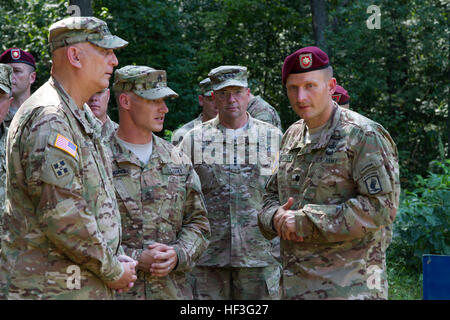 Personal. Sgt. Hoskins (zweite von links), ein Fallschirmjäger zugewiesen 173rd Airborne Brigade der US Army, erklärt die einzelnen Soldaten Ausbildung durchgeführt 8. Juli 2015, in Yavoriv der Ukraine, im Rahmen des furchtlosen Wächter zu General Raymond Odierno (links), Chef des Stabes der US-Armee, Generalleutnant Ben Hodges (Mitte), Kommandierender general der US Army Europe und Oberstleutnant Michael Kloepper (rechts), Kommandeur des 2. Bataillons , 503. Infanterieregiment. Fallschirmjäger von der 173rd Airborne Brigade sind in der Ukraine für den zweiten von mehreren geplanten Umdrehungen der Ukraine neu reformiert Nationalgarde zu trainieren Stockfoto