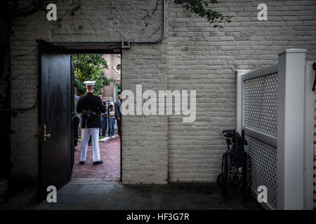 Ein US-Marine, Marine Barracks Washington (MBW) zugewiesen steht Wache in der Wohnung des Kommandanten während einer Parade Abendempfang im MBW, DC, 10. Juli 2015. General Joseph Dunford Jr., Kommandant des Marinekorps, war der Hosting-Beamte für den 10.Juli Parade und die Ehrengäste Abend acht Kongress Marines waren Senator Charles Roberts, Senator Daniel Sullivan, Rep John Kline, Rep Michael Coffman, Scott Rigell Rep, Rep Paul Cook, Rep Mike Bost und Rep Ruben Gallego enthalten. (U.S. Marine Corps Foto von Sgt. Melissa Marnell/freigegeben) Marine Barracks Washington lösen Stockfoto