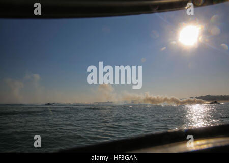 US-Marines und australischen Service-Mitglieder in Marine AAV-P7/A1 amphibischen Angriff Fahrzeuge führen eine amphibische bei Nebel Bay, Australien, 11. Juli 2015. Die Marines mit Echo Company, Battalion Landing Team Australier mit Combat Team Bravo, 2. Bataillon, königliches australisches Regiment, 2nd Battalion, 5th Marines und 31. Marine Expeditionary Unit Strand angegriffen und zog ins Landesinnere, weitere Ziele im Rahmen der Talisman Sabre 2015 zu sichern. Talisman Sabre ist eine alle zwei Jahre Übung zur Verbesserung die Interoperabilität zwischen australische und amerikanische Truppen. Die 31. MEU nimmt Teil Stockfoto