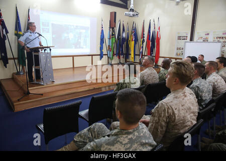 Die Mitglieder des Militärschiffes USNS Millinocket erhalten während der Pazifikpartnerschaft 2015 in Guadalcanal, Salomonen, eine willkommene Unterweisung, die multilaterale humanitäre Hilfe und Katastrophenhilfe unter der Leitung des 30. Marinebauregiments der Marine unterstützt. Stockfoto