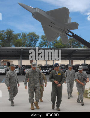 Armee Generalmajor Arthur "Joe" Logan, Generaladjutant für den Staat Hawaii besucht Flieger aus Hawaii Air National Guard auf gemeinsamer Basis Pearl Harbor-Hickam, Hawaii, 12. Juli 2015. Als Generaladjutant leitet er das Training und die Bereitschaft von 5.500 Soldaten und Soldaten der Nationalgarde von Hawaii. (U.S. Air National Guard Foto von Senior Airman Orlando Corpuz/freigegeben) Generaladjutant Hawaii besucht Hawaii Air National Guard 150712-Z-PW099-018 Stockfoto