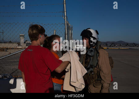 Colonel Anthony Bianca, Kommandierender Offizier der Marine Aircraft Group (MAG) 16, grüßt seine Familie nach der Rückkehr von einem Flug an Bord der Marine Corps Air Station Miramar, Kalifornien, Juli 13. Dieser Flug Bianca es letzten MV-22 Osprey Flug als MAG-16 Kommandierender Offizier gekennzeichnet, bevor er verzichtet auf Befehl noch in diesem Monat. Bianca Familie bot ihm ein Handtuch, über sein Gesicht zu wischen, nachdem er sie begrüßt. Er erklärte, er sei überrascht und stolz, dass seine Familie bekam zu sehen und diese Erfahrung teilen. (U.S. Marine Corps Foto von Sgt. Brian Marion/freigegeben) Bianca fliegt Osprey zum letzten Mal als MAG-16 Stockfoto