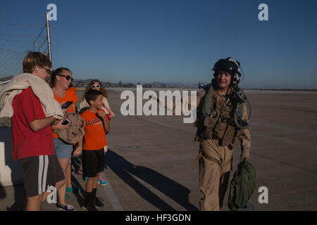 Colonel Anthony Bianca, Kommandierender Offizier der Marine Aircraft Group (MAG) 16, Wellen auf Wiedersehen zu seiner Familie, wie er sich bewegt, anderen Marines an Bord der Marine Corps Air Station Miramar, Kalifornien, 13 Juli begrüßen. Dieser Flug Bianca es letzten MV-22 Osprey Flug als MAG-16 Kommandierender Offizier gekennzeichnet, bevor er verzichtet auf Befehl noch in diesem Monat. (U.S. Marine Corps Foto von Sgt. Brian Marion/freigegeben) Bianca fliegt Osprey zum letzten Mal als MAG-16 CO 150713-M-LI810-084 Stockfoto