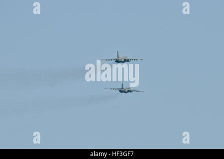 Zwei Flugzeuge der bulgarischen Luftwaffe Suchoi Su-25 Frogfoot ausziehen während thrakischen Stern auf Graf Ignatievo Air Base, Bulgarien, am 13. Juli 2015. Flieger und f-16 von 177 Kämpfer-Flügel von der New Jersey Air National Guard flogen Einsätze mit der bulgarischen Luftwaffe in der bilateralen Trainingsübung zur Verstärkung der Interoperabilität mit der bulgarischen Luftwaffe. (U.S. Air National Guard Foto von Master Sgt Andrew J. Moseley/freigegeben) New Jersey Air National Guard Züge mit bulgarischen Luftwaffe am thrakischen Star 150713-Z-YH452-123 Stockfoto