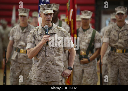 Major General Robert Castellvi, stellvertretender Kommandierender general II. Marine Expeditionary Force und Überprüfung Offizier spricht das Publikum während der Ground Combat Element integrierte Task Force Deaktivierung Zeremonie im Goettge Memorial Field House, Marine Corps Base Camp Lejeune, North Carolina, 14. Juli 2015. Ab Oktober 2014 bis Juli 2015 der GCEITF durchgeführten individuellen und kollektiven Ebene Qualifizierungsmaßnahmen benannt Boden combat Arms berufliche Spezialitäten erleichtern die Standards basierende Beurteilung der körperlichen Leistungsfähigkeit der Marines in einer simulierten operativen Umfeld durchführen Stockfoto