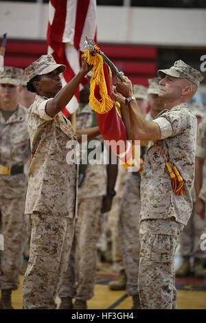 Sgt. Major Robin C. Fortner, links, Ground Combat Element integrierte Task Force Sergeant Major und Oberst Matthew G. St. Clair, GCEITF Kommandierender Offizier, Fall der Task Force Farben während der Einheit Deaktivierung Zeremonie im Goettge Memorial Field House, Marine Corps Base Camp Lejeune, North Carolina, 14. Juli 2015. Ab Oktober 2014 bis Juli 2015 der GCEITF durchgeführten individuellen und kollektiven Ebene Qualifizierungsmaßnahmen benannt Boden combat Arms berufliche Spezialitäten erleichtern die Standards basierende Beurteilung der körperlichen Leistungsfähigkeit der Marines in einem simulierten operativen Umfeld pe Stockfoto