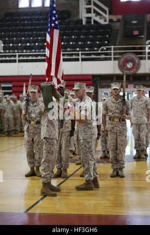 Sgt. Major Robin C. Fortner, links, Ground Combat Element integrierte Task Force Sergeant Major und Oberst Matthew G. St. Clair, GCEITF Kommandierender Offizier, Fall der Task Force Farben während der Einheit Deaktivierung Zeremonie im Goettge Memorial Field House, Marine Corps Base Camp Lejeune, North Carolina, 14. Juli 2015. Ab Oktober 2014 bis Juli 2015 der GCEITF durchgeführten individuellen und kollektiven Ebene Qualifizierungsmaßnahmen benannt Boden combat Arms berufliche Spezialitäten erleichtern die Standards basierende Beurteilung der körperlichen Leistungsfähigkeit der Marines in einem simulierten operativen Umfeld pe Stockfoto