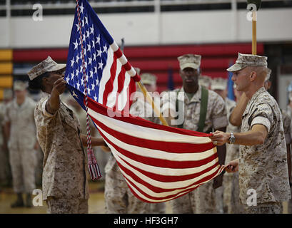 Sgt. Major Robin C. Fortner, links, Ground Combat Element integrierte Task Force Sergeant Major, und Col Matthew G. St. Clair, GCEITF Kommandierender Offizier, Fall der nationalen Fähnrich während der Einheit Deaktivierung Zeremonie im Goettge Memorial Field House, Marine Corps Base Camp Lejeune, North Carolina, 14. Juli 2015. Ab Oktober 2014 bis Juli 2015 der GCEITF durchgeführten individuellen und kollektiven Ebene Qualifizierungsmaßnahmen benannt Boden combat Arms berufliche Spezialitäten erleichtern die Standards basierende Beurteilung der körperlichen Leistungsfähigkeit der Marines in einem simulierten operativen Umfeld perf Stockfoto