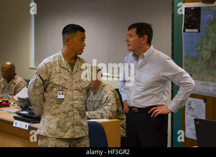 U.S. Marines Corps Major Warren Leong, Logistik-Offizier mit 3D Marine Expeditionary Brigade, spricht mit der Australische Verteidigungsminister der Honourable Kevin Andrews bei Robertson Barracks Kaserne, Northern Territory, Australien, während der Übung Talisman Sabre 15 Juli. Talisman Sabre bietet eine unschätzbare Gelegenheit zur Durchführung von Operationen in einer kombinierten, gemeinsame und ressortübergreifende Umgebung, die der USA und Australiens Fähigkeit zur Planung und Ausführung von Kontingenz Antwort aus Kampfeinsätze humanitäre Bemühungen zunehmen wird. (U.S. Marine Corps Foto von MCIPAC Bekämpfung der Kamera CWO3 Clinto Stockfoto