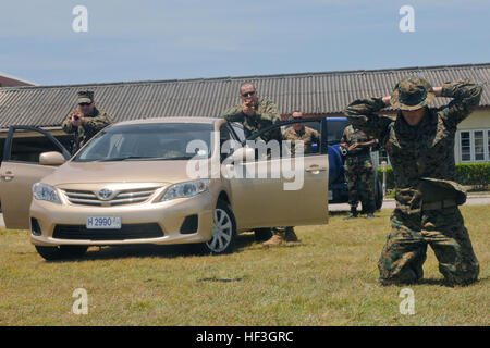 Weisen Sie US Marine Corps Oberstleutnant Michael Kindorf (links) und Chief Warrant Officer 2 Victor Ojeda (Mitte), beide Mitglieder des 23. Marine Regiment, an, eine Role-player, seine Hand zu heben, während demonstrieren richtigen Fahrzeug und individuelle Suchtechniken während einer Klasse im regionalen Barbados Polizei Training Center, Christ Church, Barbados, 22. Juni 2012. Tradewinds ist ein multinationales, ressortübergreifende Übung entwickelt, zu entwickeln und aufrechterhalten von Beziehungen, die Verbesserung der Kapazitäten der USA, Kanada und Karibik 15 Partnernationen Sicherheit Kräfte zur Bekämpfung der transnationalen Kriminalität und menschlichen Stockfoto