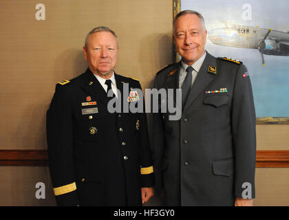 Armee-General Frank Grass, Chef, National Guard Bureau, beherbergt eine Mittagessen zu Ehren von Generalleutnant André Blattmann, Chef der Verteidigung aus der Schweiz, in das Pentagon in Arlington, VA., 16. Juli 2015. (Foto: US Army National Guard Staff Sgt Michelle Gonzalez) (Freigegeben) Armee-General Frank Grass & Generalleutnant André Blattmann Stockfoto