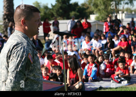 Mitglied der California National Guard Counterdrug Task Force spricht mit Studenten an Hill Crest Elementary School, 20. Oktober 2009. (US Army National Guard Foto / veröffentlicht) Drogenprävention, eine ganzjährige Bemühung 091020-Z-AA000-001 Stockfoto