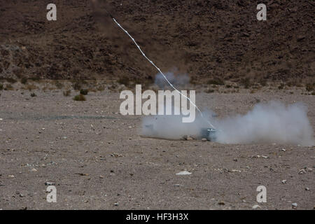 Ein Antipersonen Hindernis Verletzung Systemgerät startet eine explosive Linie Gebühr während ein scharfer Munition Abriss Spektrum an Bord der Marine Corps Air Boden bekämpfen Mitte Twentynine Palms, Kalifornien, Juli 21. Marines mit 1. Bataillon, 3. Marineregiment und 2. Combat Engineer Battalion durchgeführt, die Ausbildung zum vertrauter Verfahren erforderlich, um die Geräte zu beschäftigen. 1-3, 2. CEB Zug Marines zu halten bereit 150721-M-CJ278-004 Stockfoto